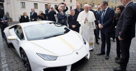 Le pape reçoit une Lamborghini