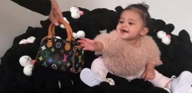Kim Kardashian offre des sacs de créateur aux petites filles de sa famille