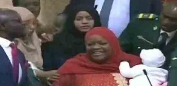 Au Kenya, une députée venue avec son bébé expulsée du Parlement