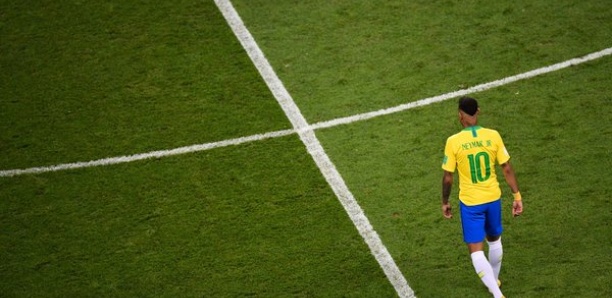 Averti pour simulation, Neymar craque 