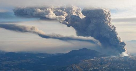 Un volcan entre en éruption au Japon