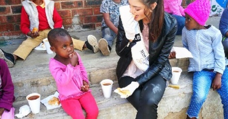 Miss Afrique du Sud critiquée pour avoir porté des gants en visitant un orphelinat