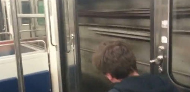 Il lui touche les fesses, elle poursuit et filme son agresseur dans le métro