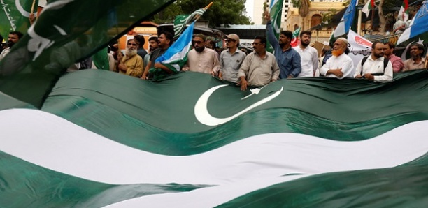 Cachemire: le Pakistan expulse l'ambassadeur indien et suspend le commerce bilatéral