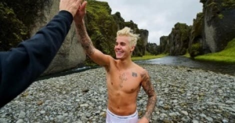 Justin Bieber unique­ment vêtu d’un caleçon mouillé… en Islande