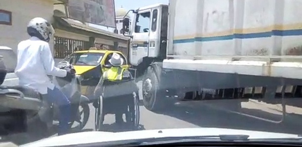 Un handicapé agent de la circulation remet de l’ordre sur la route