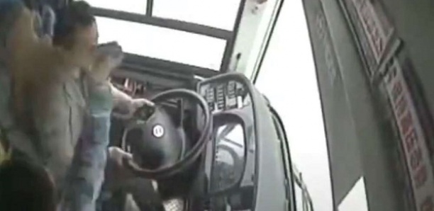 [ Vidéo] Elle gifle le conducteur d'un bus qui tombe dans le fleuve: 13 morts