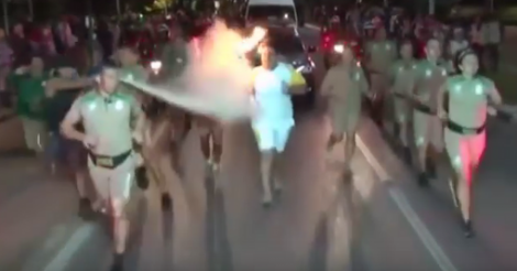 [ Video] Il tente d'éteindre la flamme olympique à l'extincteur