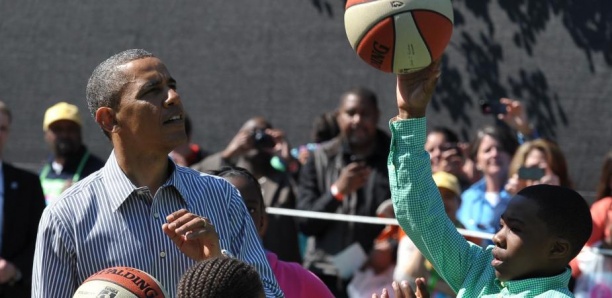 Un maillot de basket de Barack Obama jeune adjugé 120 000 dollars