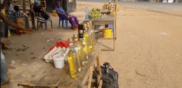 Bounkiling - Des femmes ouvrent un marché clandestin de vente de carburant à Saré Alcaly
