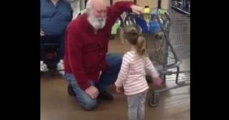 Une petite fille prend un client du supermarché pour le Père Noël