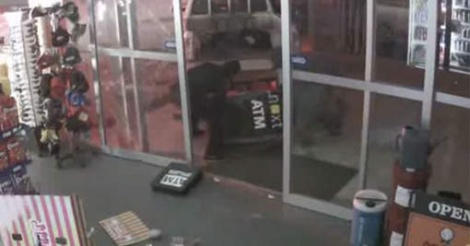 [ Video] Quand deux bras cassés tentent de voler un distributeur de billets