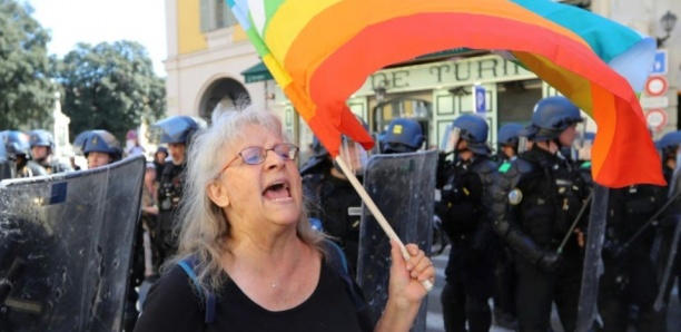 Gilets jaunes : la manifestante blessée à Nice a bien été poussée par un policier