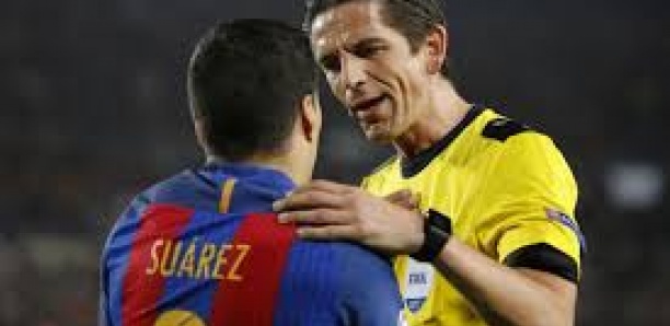 FC Barcelone : après Messi, Suarez a aussi insulté l’arbitre face à Bilbao !