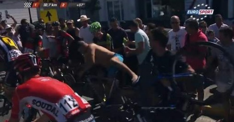 [ Video] Un spectateur tente de voler un vélo après une chute à la Vuelta