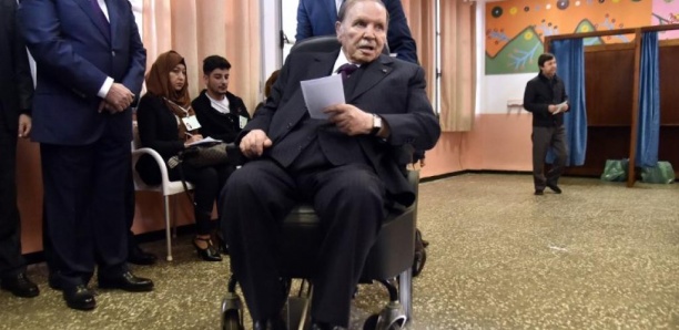 Un avion gouvernemental algérien arrive à Genève, où Abdelaziz Bouteflika est hospitalisé