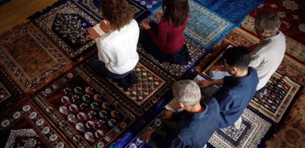 INCROYABLE ! Deux femmes non voilées dirigent une prière dans une mosquée de Paris