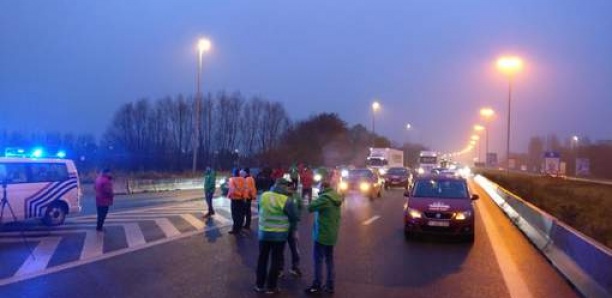 Une manifestation bloque l'autoroute vers la France