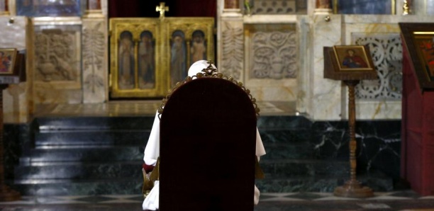 Boycotté par l'Eglise orthodoxe, le Pape prie seul dans la cathédrale de Sofia en Bulgarie