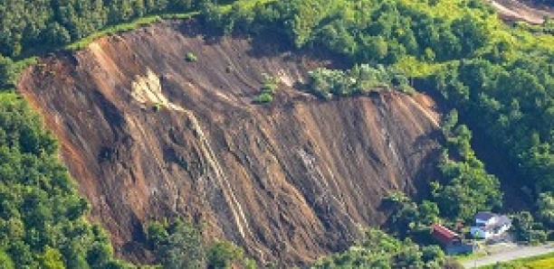 Japon: les images d’énormes glissements de terrain après un puissant séisme