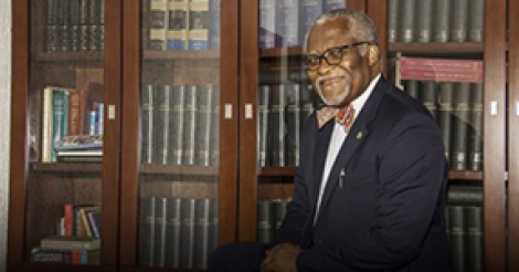 Cameroun : l’avocat anglophone anti-corruption Akere Muna annonce sa candidature à la présidentielle