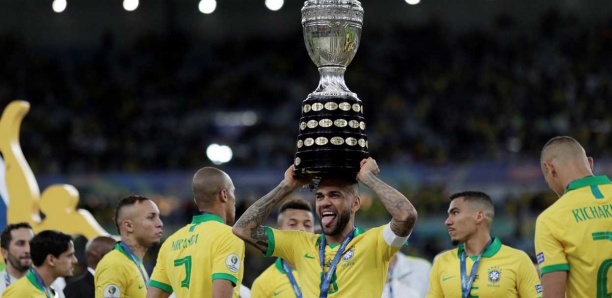 Transferts : Daniel Alves signe à São Paulo