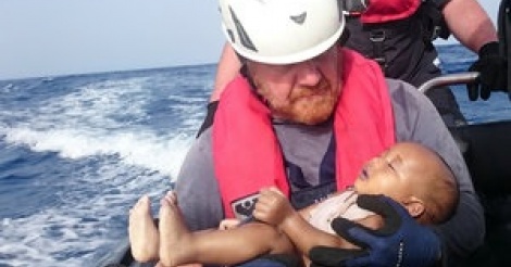 Une nouvelle photo de bébé migrant noyé choque le monde