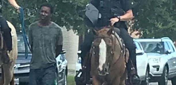 Texas : dans les rues de Galveston, deux policiers blancs à cheval tirent un suspect noir par une corde