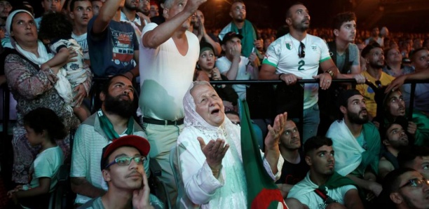 Finale de la CAN 2019: les supporters algériens n’oublient pas leurs luttes