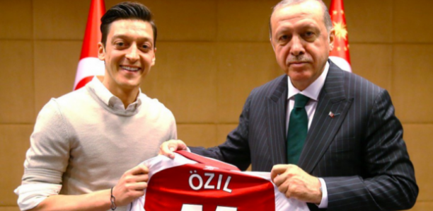Mesut Özil s’explique pour la photo avec Erdogan président turc, et annonce sa retraite internationale !