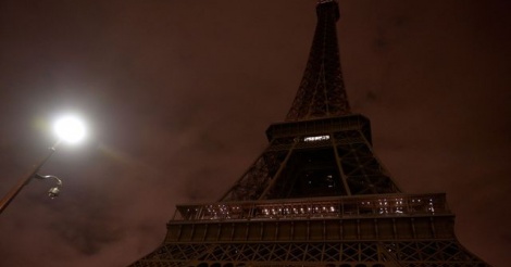 Attaque de Londres : la Tour Eiffel éteinte dès minuit