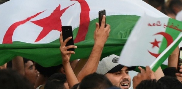 CAN 2019: Des rassemblements sur les Champs-Elysées pour la qualification de l'Algérie en demi-finale