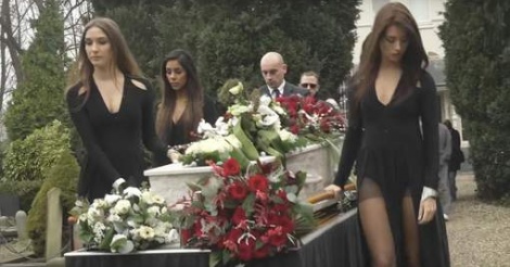 [ Video] Champagne, playmates et pétards pour les funérailles de l'ex-criminel Martin Kok