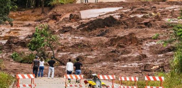 Cinq ingénieurs arrêtés après la rupture d'un barrage minier au Brésil