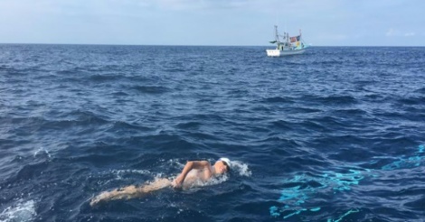 Un Japonais de 73 ans nage à contre courant pendant 10 heures