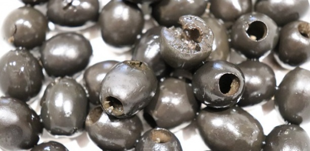 Comment les industriels fabriquent de fausses olives noires