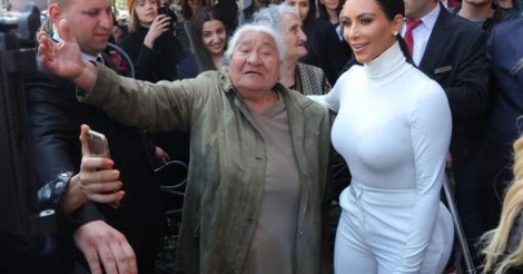 Une vieille dame attend trois jours pour voir Kim Kardashian