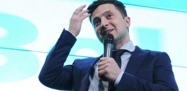 Un comédien largement en tête du 1er tour de la présidentielle en Ukraine
