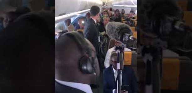 Dakar-Paris : Une griotte malienne chante Macky Sall à bord d'un avion d'Air Sénégal