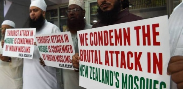 Depuis les attaques, les Néo-Zélandais se rendent dans les mosquées pour servir de bouclier