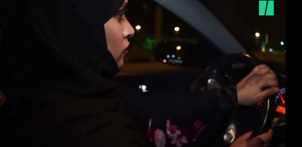 Les images des premières saoudiennes à conduire dès la levée de l'interdiction à minuit