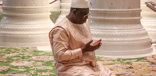Quand Macky fait sa prière à la Mosquée Cheikh Zayed à Abu Dhabi