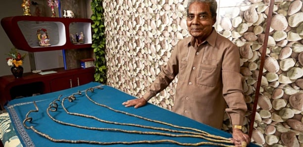 Insolite : L’Indien recordman du monde, qui s’était laissé pousser les ongles depuis 66 ans, les a (enfin) coupés