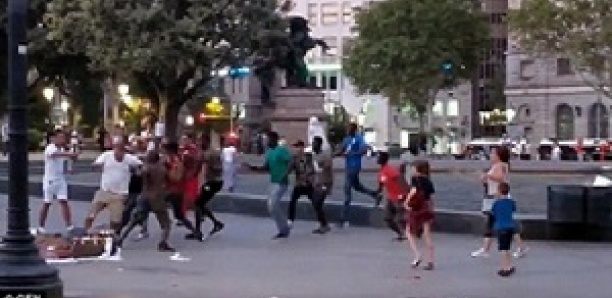 Espagne : un touriste américain détale pour échapper à la furie des émigrés, marchands à la sauvette d’une rue de Plaça de Catalunya