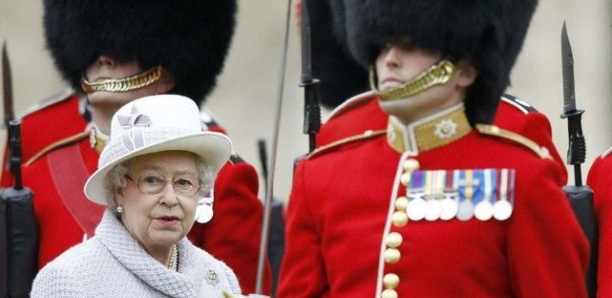 Public Royalty : Plusieurs gardes de la reine Elizabeth II arrêtés après une bagarre dans un... kebab !